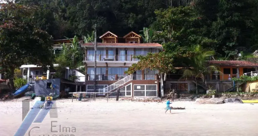 Ubatuba, Almada - Casa de frente ao mar com terreno de 960 m2, pé na areia.