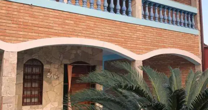 Ubatuba, centro - casa sobrado com 06 dormitórios sendo 02 suítes e 07 vagas de garagem.