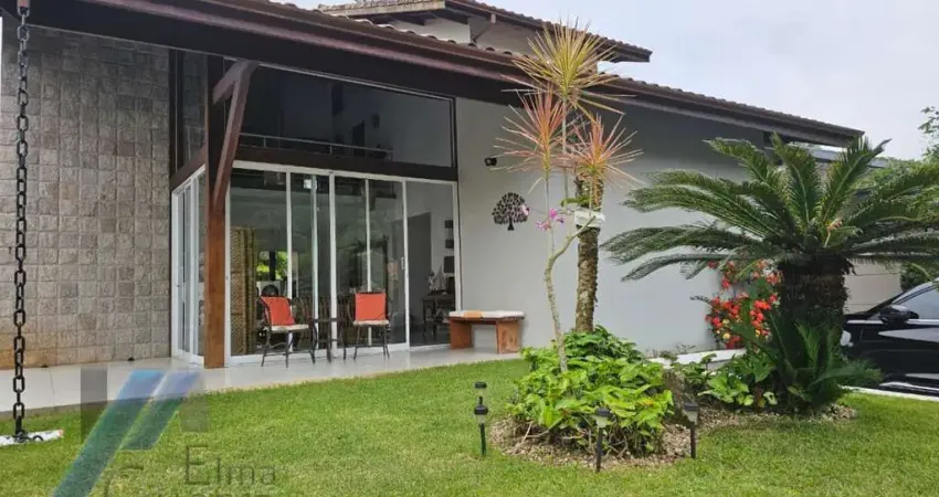 Ubatuba, condomínio ubatuba country - casa com 03 suítes e área de lazer.