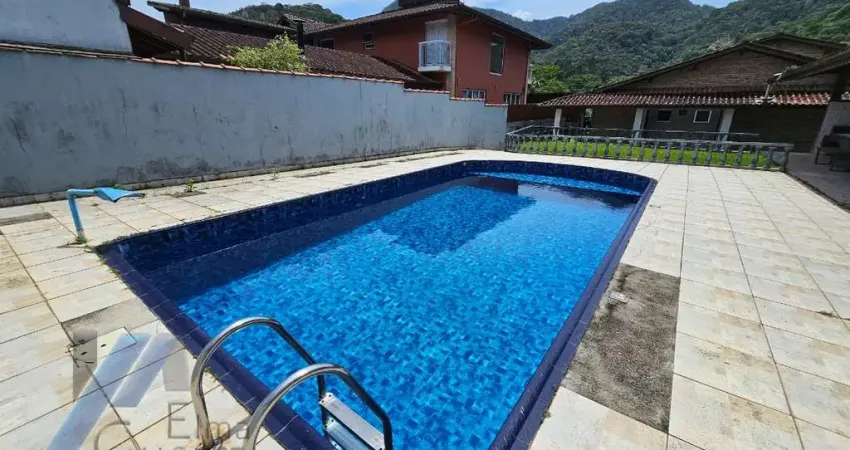Ubatuba, condomínio park hills - casa com 04 suítes e área de lazer, com terreno de 716 m2.