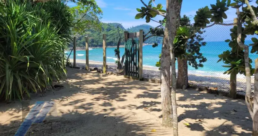 Ubatuba, tenório/ praia vermelha do centro - casa de frente para o mar com 05 dormitórios sendo 02 suítes.