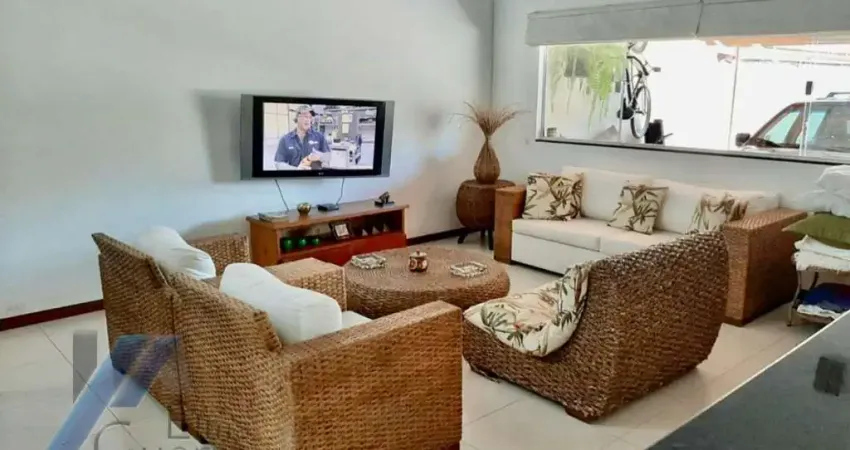 Ubatuba, toninhas - casa sobrado mobiliado próximo a praia com 04 suítes e área de lazer.