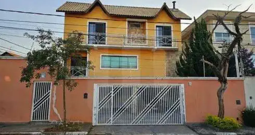 Casa 340m² com 4 quartos, 5 banheiros e 7 vagas de garagem.