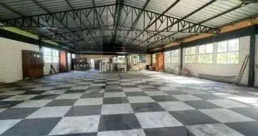 Galpão/Prédio comercial 1000m² para locação com vestiário, salas, banheiros, área externa e interna