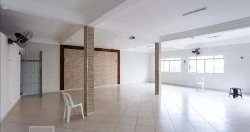 Sala comercial 237m² com quatro banheiros e 2 pisos para locação