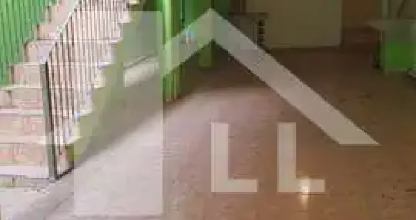 Casa 170m² à venda com 3 dormitórios e salão com churrasqueira.