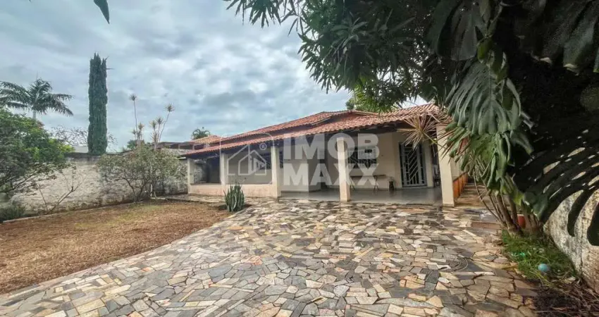 Venda Rua 3 Casa Vicente Pires 3 quartos 2 suítes 3 banheiros terreno grande.