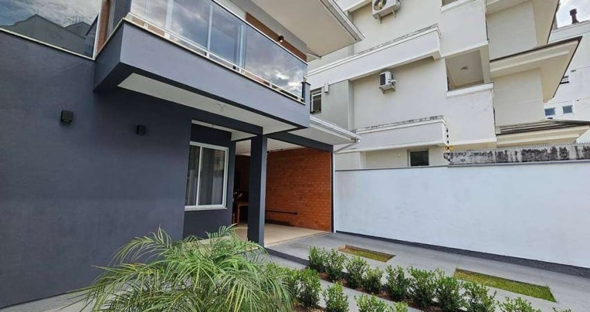Sobrado em ótima localização com porteira fechada na Palhoça