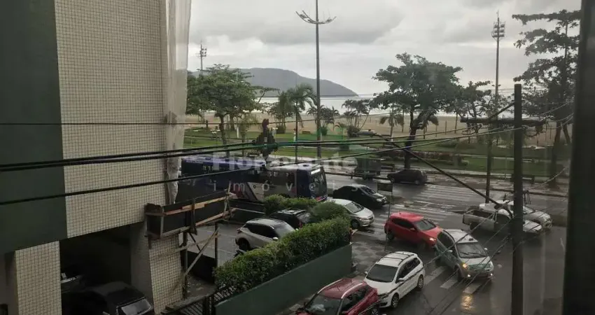 Ap com 3 dormitórios na quadra da praia, sala para 2 ambientes.