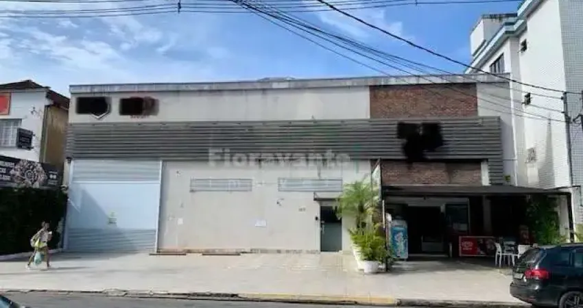 Prédio comercial com  armazém e com  vagas  privativas.