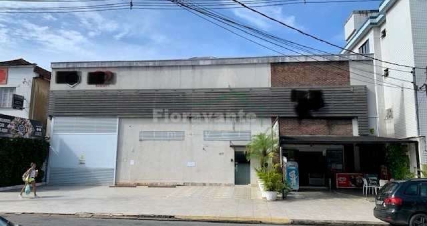 Prédio comercial com  armazém e com  vagas  privativas.