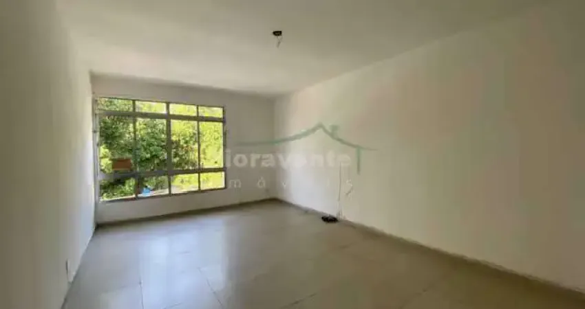 Apto 2 quartos, dep. de empregada e garagem fechada.