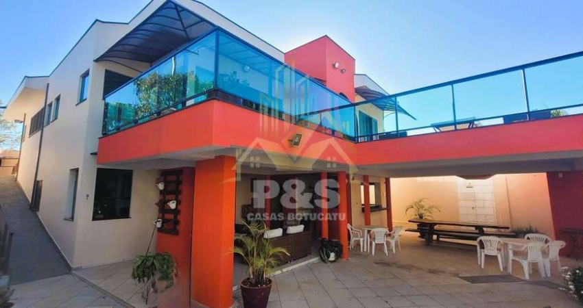 Casa com 583 m2 de terreno, 3 suítes, área gourmet completa e quintal!