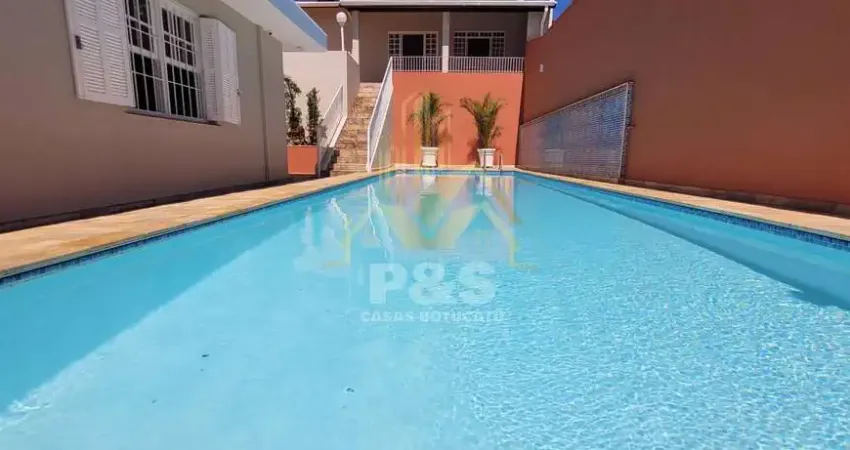 Casa ampla no centro com piscina — ideal para morar ou comércio