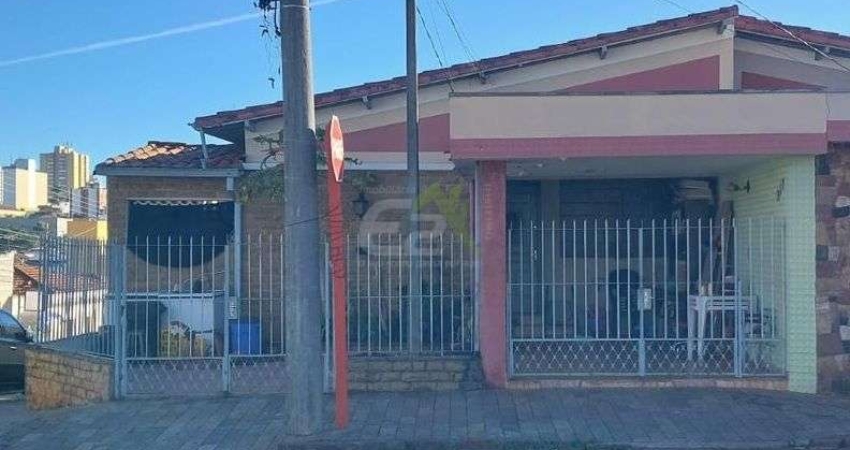Casa a venda no Centro de Sao Carlos - 2 dormitorios, quintal e garagem coberta!