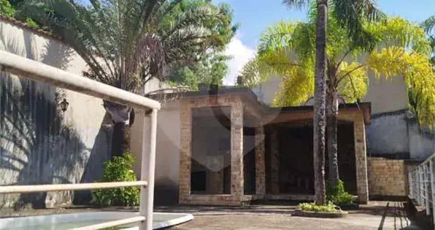 Casa com 4 quartos à venda ou para locação em Centro - RJ