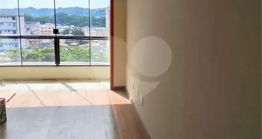 Apartamento com 3 quartos para alugar na Oscar De Almeida Gama, Aterrado, Volta Redonda