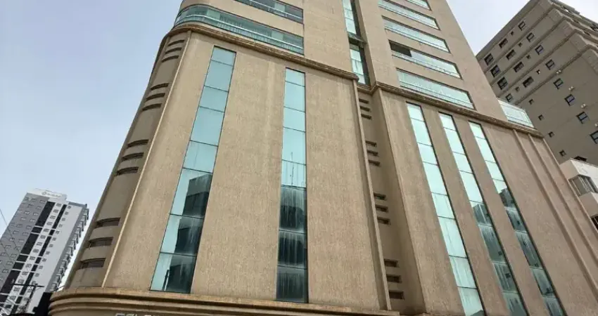 Alugo apartamento mobiliado com duas suítes a menos de 50 metros do mar!