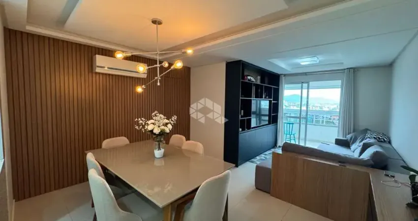 Apartamento vista mar mobiliado com 2 dormitórios, sendo 1 suíte, 2 vagas de garagem no bairro canto em florianópolis/sc.