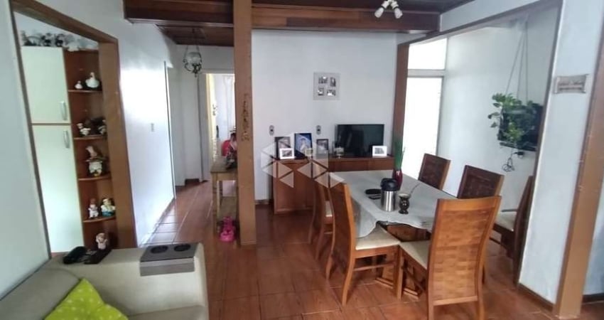 Casa a venda de 2D com garagem, churrasqueira e 95m²