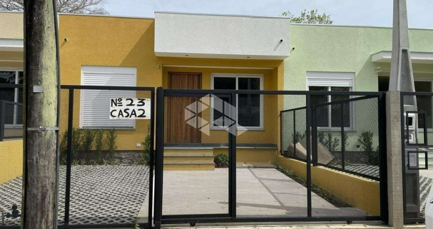 Casa nova com pátio de 60m2, 3 dormitórios, 1 suíte, 2 vagas de garagem, churrasqueira.