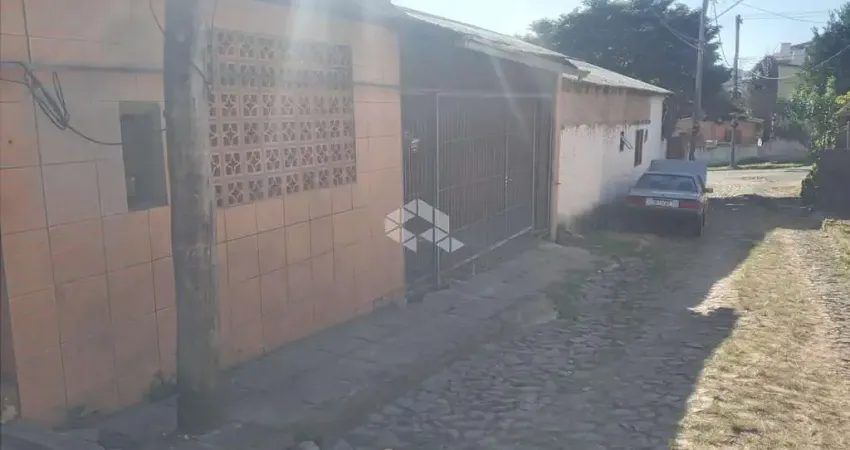 Casa de 3 dormitórios reformada, 62 m2 com 1 suíte, 1 vaga garagem coberta