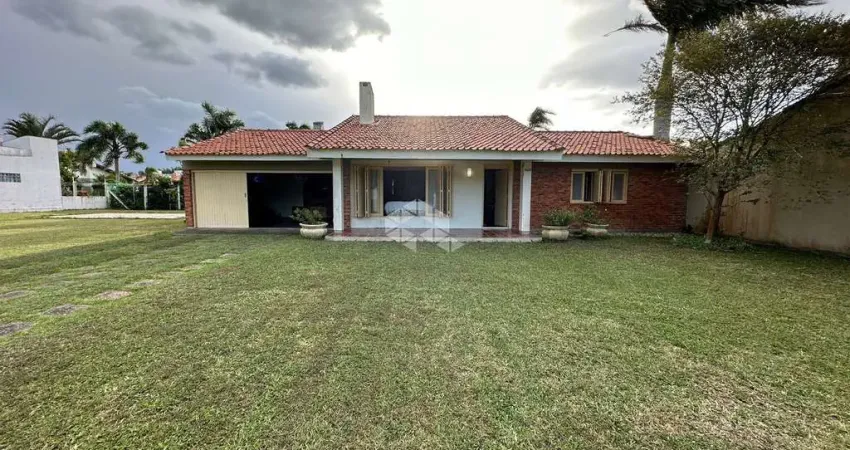 Casa Térrea  em Atlântida/Xangri-Lá/RS  com /3 dormitórios, ótima localização.