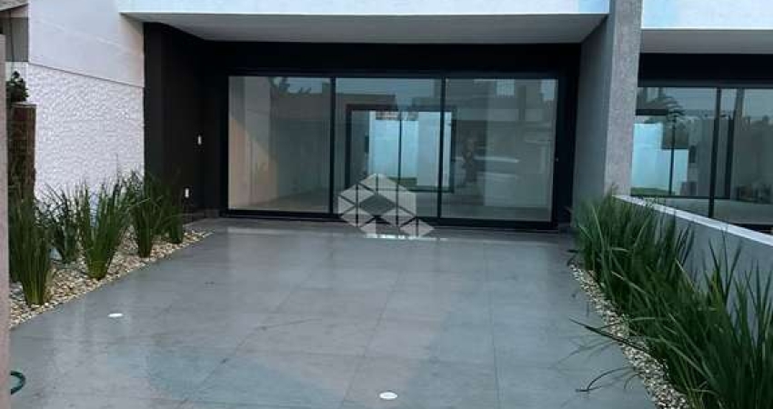Sobrado à venda, com 3 quartos/dormitórios, 2 vagas/box, no centro de Xangri-lá/RS
