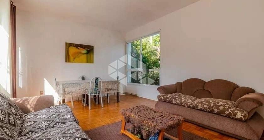 Casa, no andar térreo, living, 3 dormitórios, sendo uma suíte, banheiro social com hidromassagem