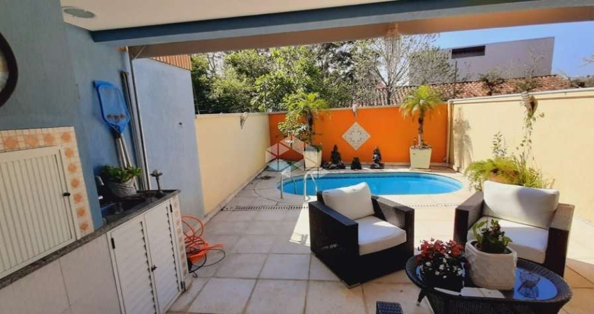 Excelente Casa Sobrado em condomínio com 3 dorm., suíte com banheira de hidromassagem, 226,00 m2