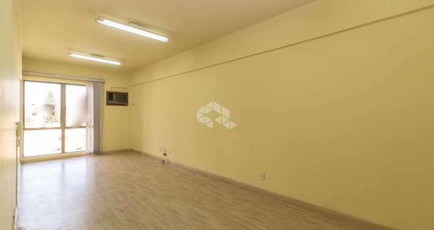 Sala comercial desocupada na Avenida Protásio Alves