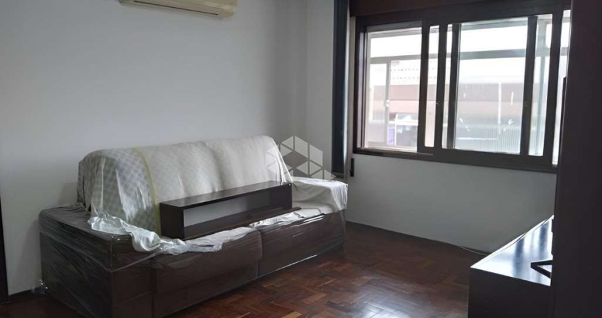 Apartamento totalmente reformado em Porto Alegre no bairro Vila Ipiranga, 3 dormitórios, com uma vaga de garagem,