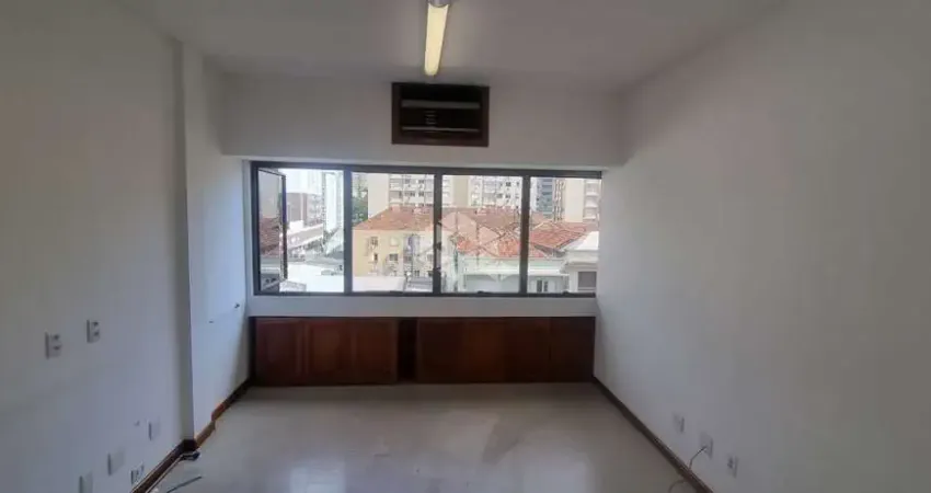 Excelente sala comercial ampla, de frente, recepção, sala principal, banheiro, bem localizada no bairro floresta com elevador