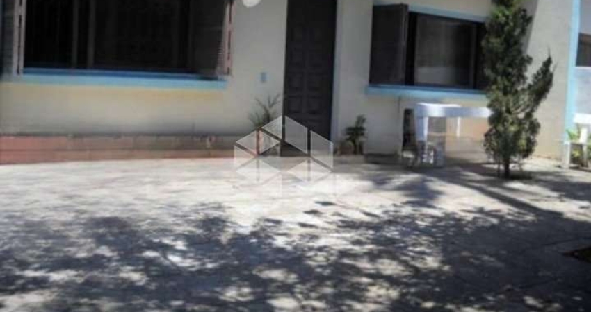 Casa térrea no Bairro Ipanema, 4 dormitórios, próximo a Orla do Guaíba.