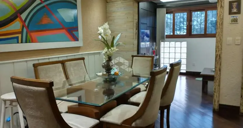 Casa em condomínio com 03 dormitórios, 02 vagas de garagem no bairro Tristeza em Porto Alegre