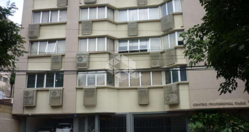Sala comercial medindo 35,15 m2 no bairro Petrópolis, rua Itaqui, próximo a av. Protásio Alves