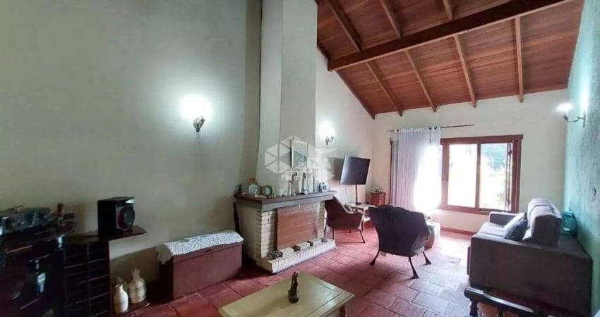 Casa de 4d (1 suíte), 2 salas e 3 banheiros com 220m²