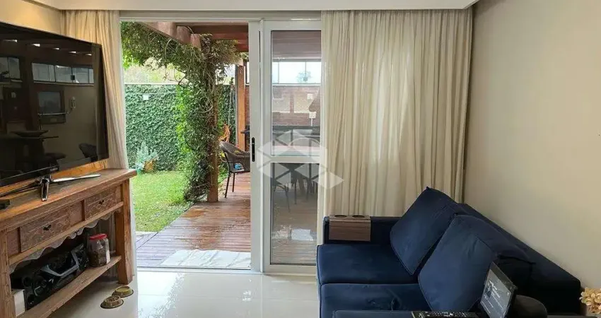 Casa em condomínio, 241m2 privados e garagem para 2 veículos no teresópolis