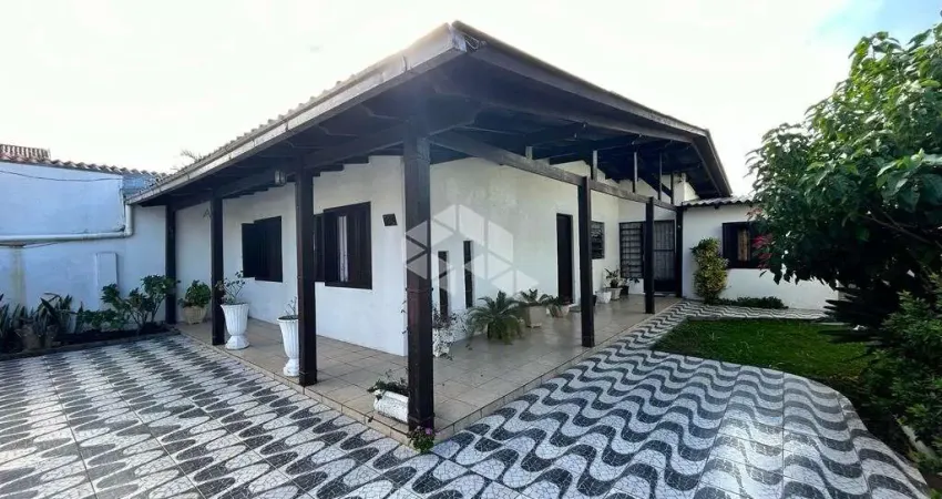 Casa de 3 dormitórios com piscina, próximo do supermercado miller no bairro avenida!