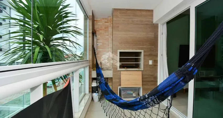 Apartamento semimobiliado com vista panorâmica de 3 dormitórios, sendo 2 demisuítes, 2 vagas de garagem no bairro joão paulo em florianópolis/sc.