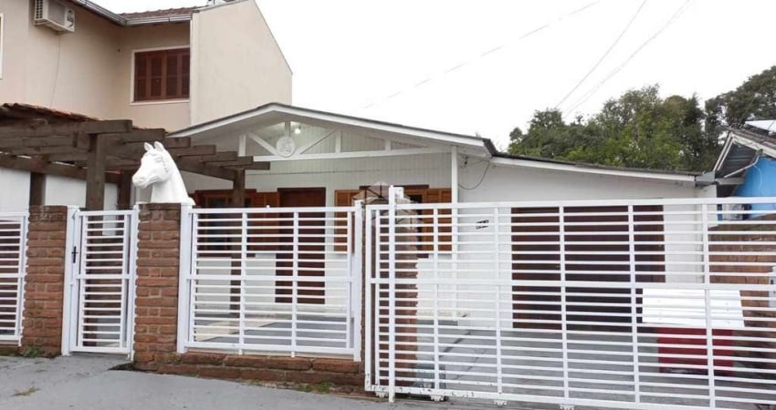 Casa chalé de 3 dormitórios no Bairro Castelo Branco.