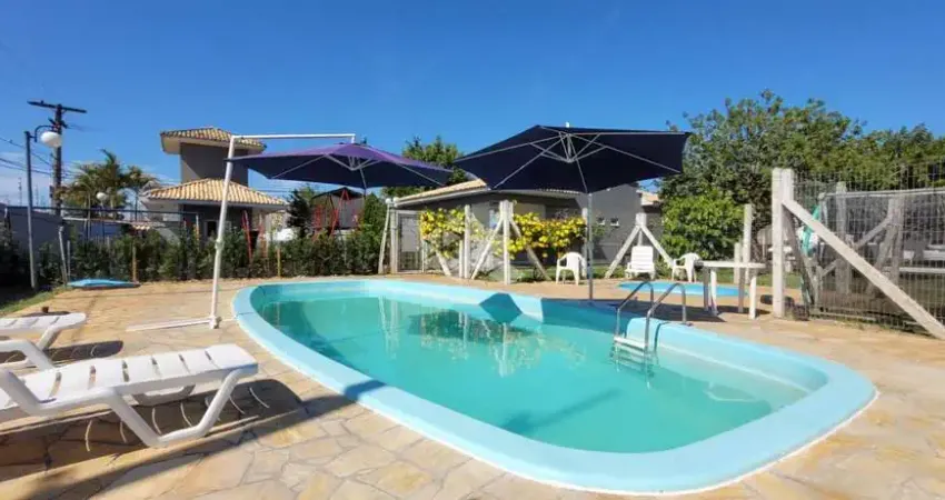 Casa condomínio, 63,00 m² de área privadas, 3 dormitórios, living com 3 ambientes, sala de estar, jantar e cozinha, 2 vagas de garagem, a venda