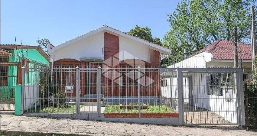 Casa  3 dormitórios 1 suíte 2 vagas para venda no bairro Medianeira Porto Alegre