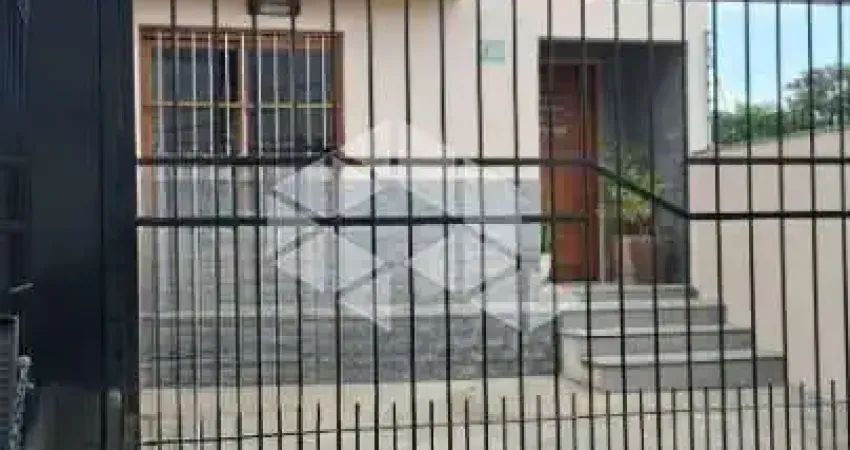 Casa 3 dormitórios, 1 suite, 1 vagas, edícula com churrasqueira e piscina. Bairro Guarujá