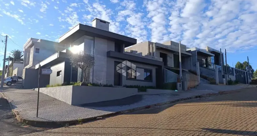 Casa de 3 dormitórios, sendo 1 suíte, garagem coberta, espaço social com piscina . Bairro Bela Vista em Estancia Velha.  Aceita Financiamento e FGTS!