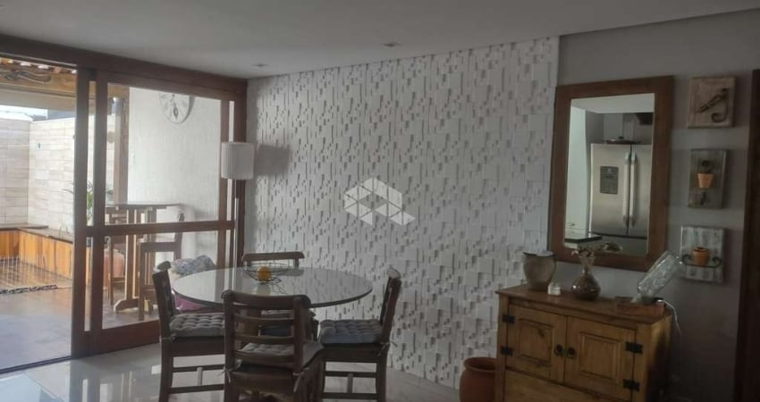 Casa tipo sobrado com 3 dormitórios, sendo 1 suíte, lavabo, piscina, Condomínio Jardins do Prado
