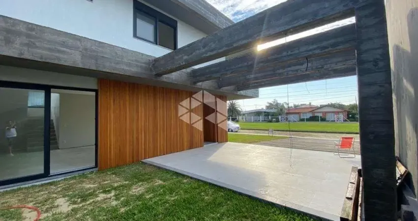 Casa à venda, com 4 quartos/domitórios, 2 vagas/box, no bairro em Atlântida, Xangri-Lá/RS