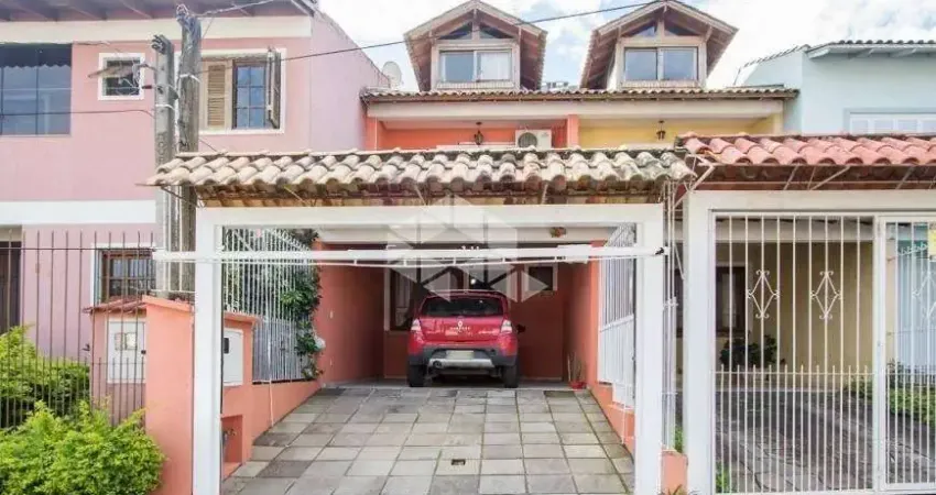 Casa 03 dormitórios, 01 suíte, 02 vagas de garagem, Ótima localização próximo a todos tipos de comercio no Bairro Hípica