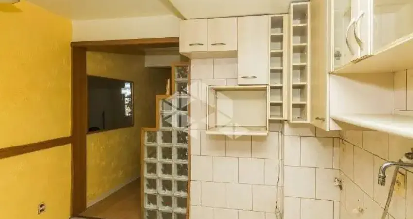 Casa em Casa em condomínio com 3 dormitórios e 1 vaga de garagem, no bairro Humaitá, em Porto Alegre.