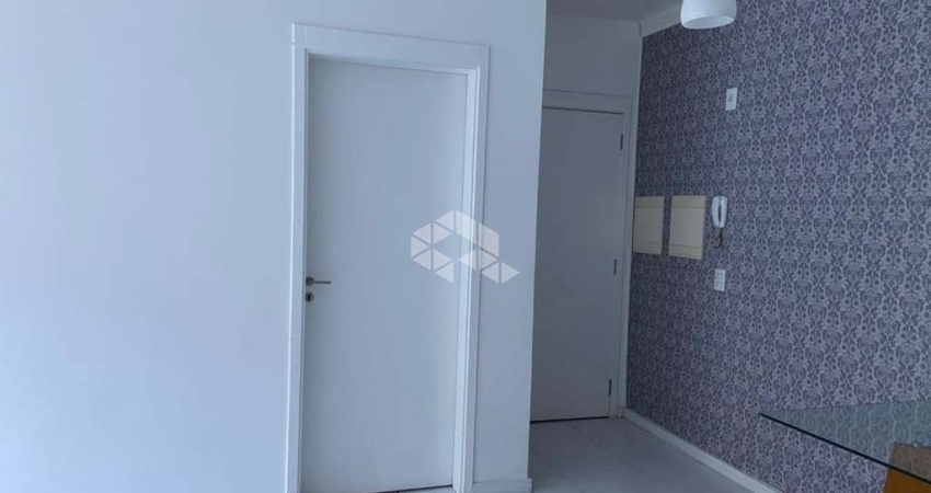 Apartamento 2 dormitórios desocupado, semi mobiliado.